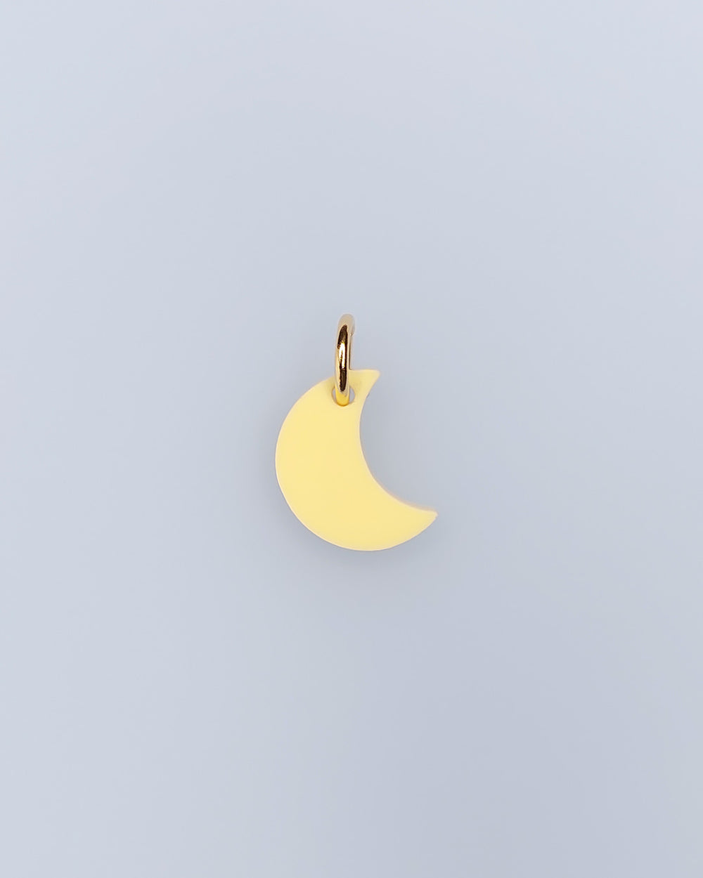 Einzelner Mini Halbmond Schmuckanhänger aus Acrylglas mit goldenem Edelstahlring – Charm für sweeps Creolen.