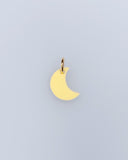Einzelner Mini Halbmond Schmuckanhänger aus Acrylglas mit goldenem Edelstahlring – Charm für sweeps Creolen.
