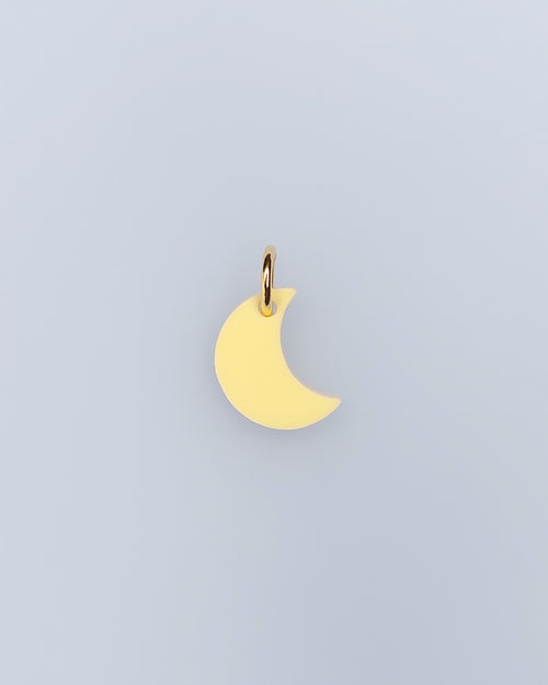 Einzelner Mini Halbmond Schmuckanhänger aus Acrylglas mit goldenem Edelstahlring – Charm für sweeps Creolen.
