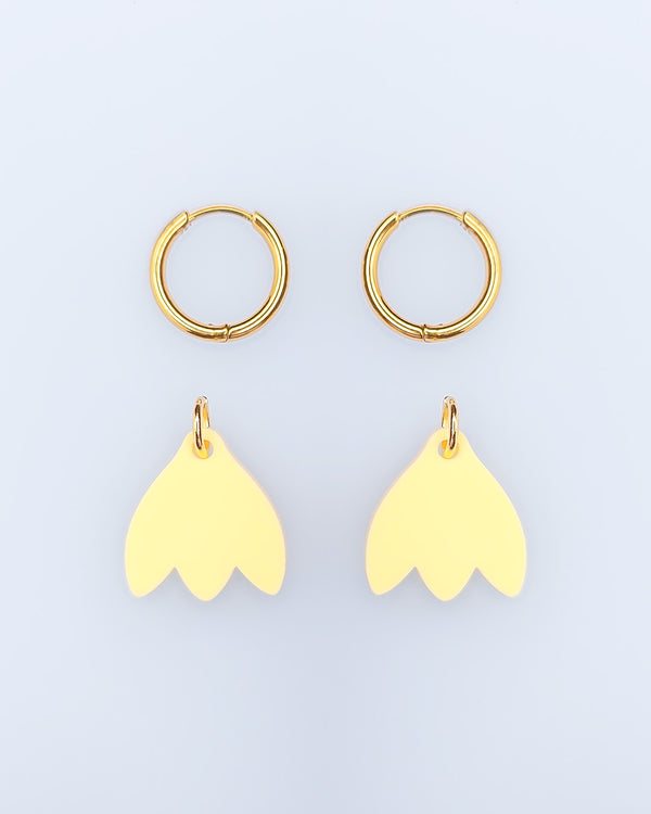 Creolen aus vergoldetem Edelstahl mit Schneeglöckchen Schmuck-Anhänger aus Acryl von sweeps.