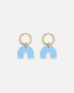 Goldene Edelstahl Hoops Ohrringe mit hellblauen Bogen Anhängern aus Acryl
