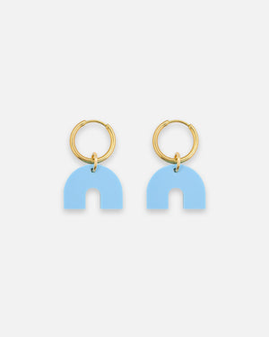 Goldene Edelstahl Hoops Ohrringe mit hellblauen Bogen Anhängern aus Acryl