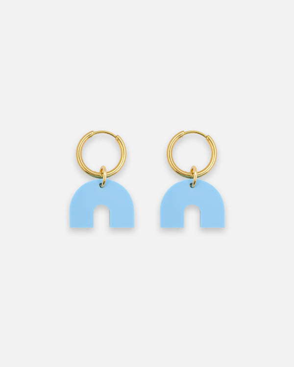 Goldene Edelstahl Hoops Ohrringe mit hellblauen Bogen Anhängern aus Acryl