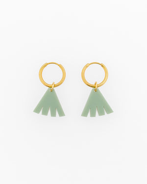 Zwei Goldfarbene Edelstahl Creolen mit Boho Schmuck-Anhänger in Olivgrün aus Acrylglas von sweeps.