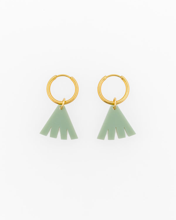 Zwei Goldfarbene Edelstahl Creolen mit Boho Schmuck-Anhänger in Olivgrün aus Acrylglas von sweeps.