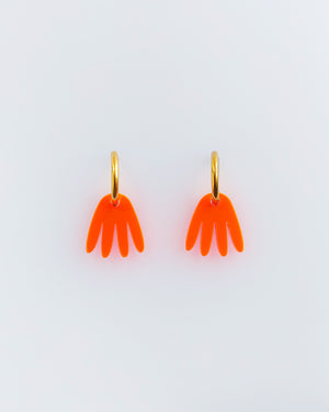 Boho Ohrringe mit Blattform Schmuckanhänger. Edelstahl Creolen in Gold mit leuchtend orangem Blatt Anhänger.