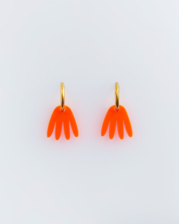 Boho Ohrringe mit Blattform Schmuckanhänger. Edelstahl Creolen in Gold mit leuchtend orangem Blatt Anhänger.