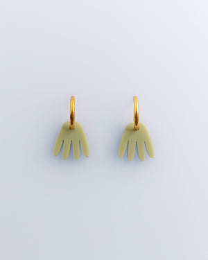 Boho Ohrringe mit Blattform Schmuckanhänger. Edelstahl Creolen in Gold mit olivgrünem Palmen-Blatt Anhänger.