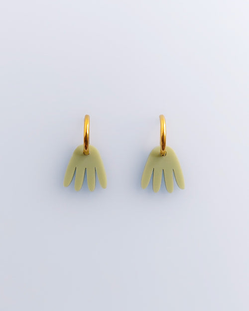 Boho Ohrringe mit Blattform Schmuckanhänger. Edelstahl Creolen in Gold mit olivgrünem Palmen-Blatt Anhänger.