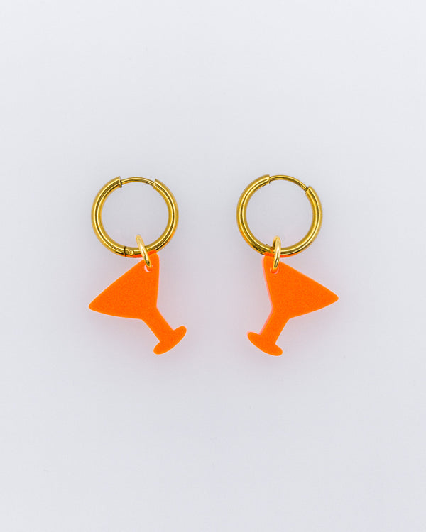 Creolen Ohrringe mit Cocktailglas Anhängern aus Acrylglas in Orange. Edelstahl Creolen in Gold von sweeps.