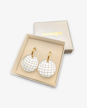 Diskokugel Creolen mit Acrylglas Anhänger in Geschenkbox von sweeps.