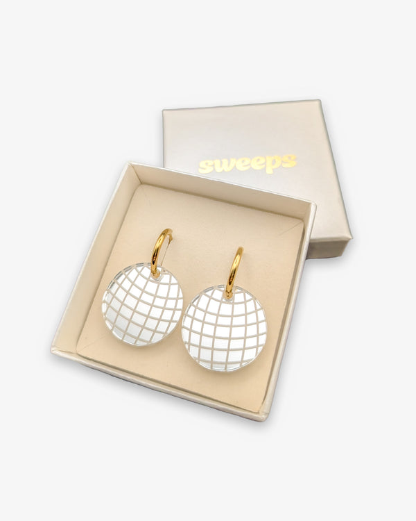 Diskokugel Creolen mit Acrylglas Anhänger in Geschenkbox von sweeps.
