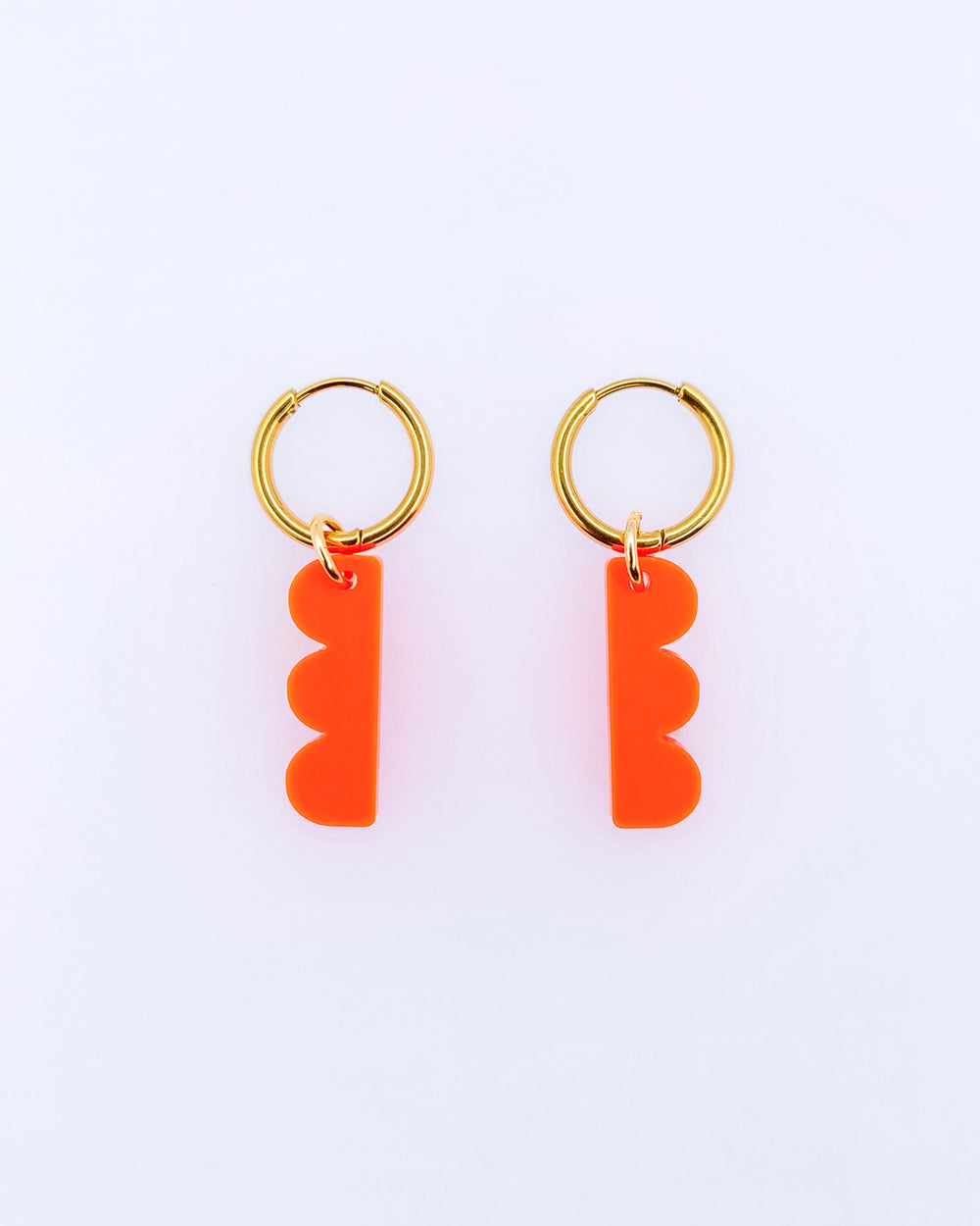 Creolen mit neonorangem Bubble-Anhänger aus Acrylglas und vergoldeter Edelstahl-Creole – grafischer, leichter Schmuck von sweeps.