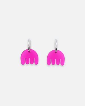 Creolen Hoops mit Statement Anhänger in Fuchsia. Edelstahl und Acrylglas Ohrringe handgemacht in Wien.