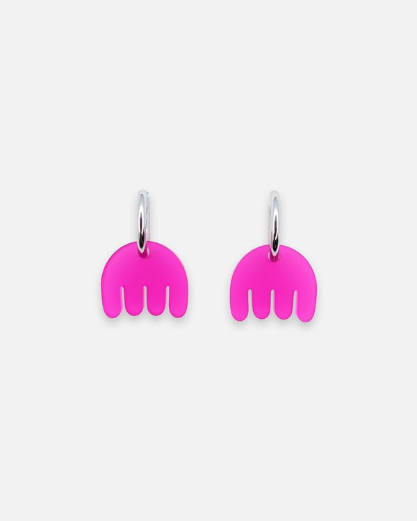 Creolen Hoops mit Statement Anhänger in Fuchsia. Edelstahl und Acrylglas Ohrringe handgemacht in Wien.