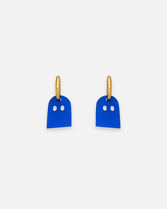 Zwei blaue Geister-Ohrringe mit goldenen Creolen aus Edelstahl – süßer Acrylglas-Schmuck von sweeps, spooky und verspielt
