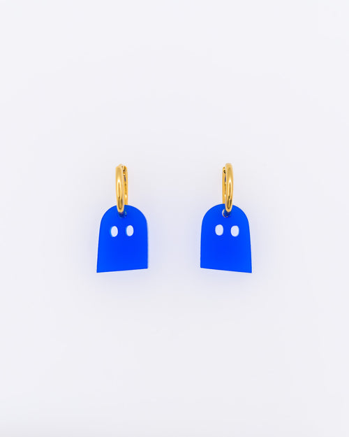 Zwei blaue Geister-Ohrringe mit goldenen Creolen aus Edelstahl – süßer Acrylglas-Schmuck von sweeps, spooky und verspielt