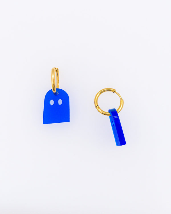 Zwei blaue Geister-Ohrringe mit goldenen Creolen aus Edelstahl – Acrylglas-Schmuck von sweeps.