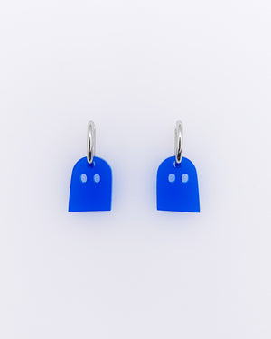 Zwei blaue Geister-Ohrringe mit silbernen Creolen aus Edelstahl – süßer Acrylglas-Schmuck von sweeps, spooky und verspielt