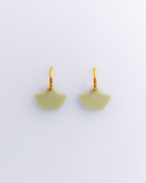 Edelstahl Creolen mit Acrylglas Anhänger Ginkgo Blatt Motiv von sweeps.