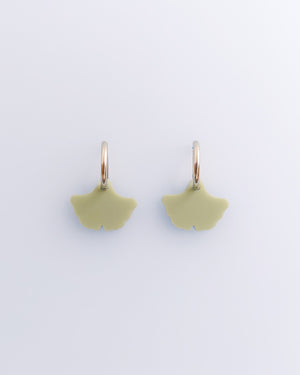 Silberne Edelstahl Creolen mit olivgrünem Acrylglas Anhänger Ginkgo Blatt von sweeps.