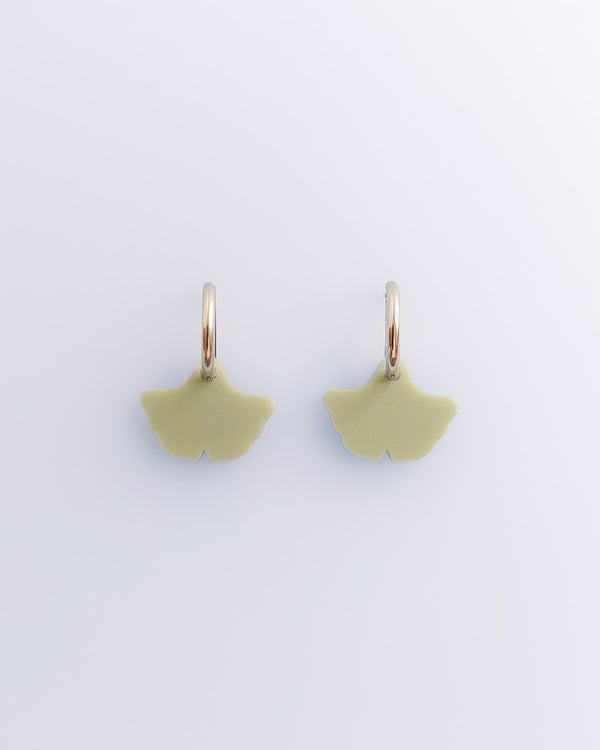 Silberne Edelstahl Creolen mit olivgrünem Acrylglas Anhänger Ginkgo Blatt von sweeps.