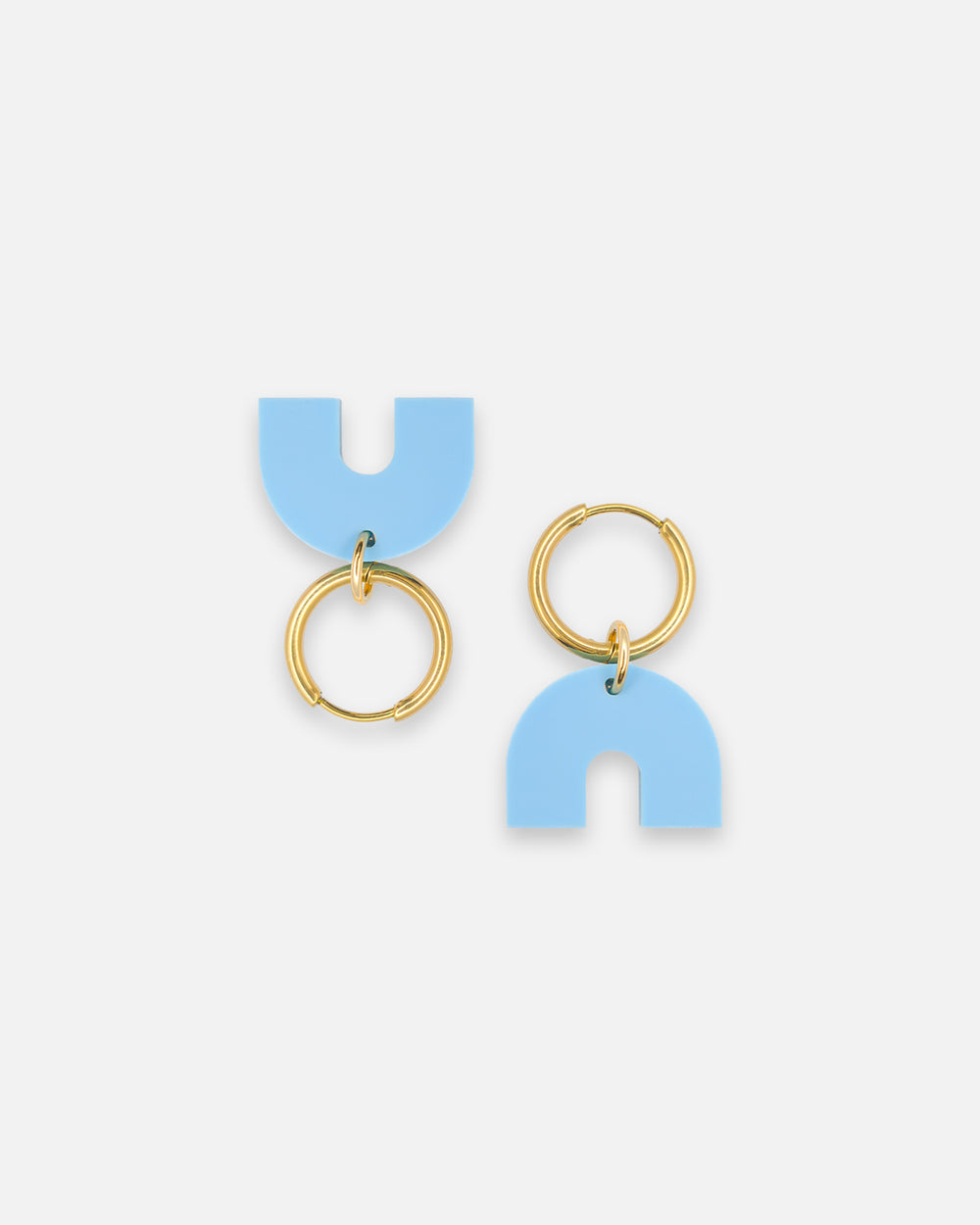 Goldene Edelstahl Hoops Ohrringe mit hellblauen Bogen Anhängern aus Acryl