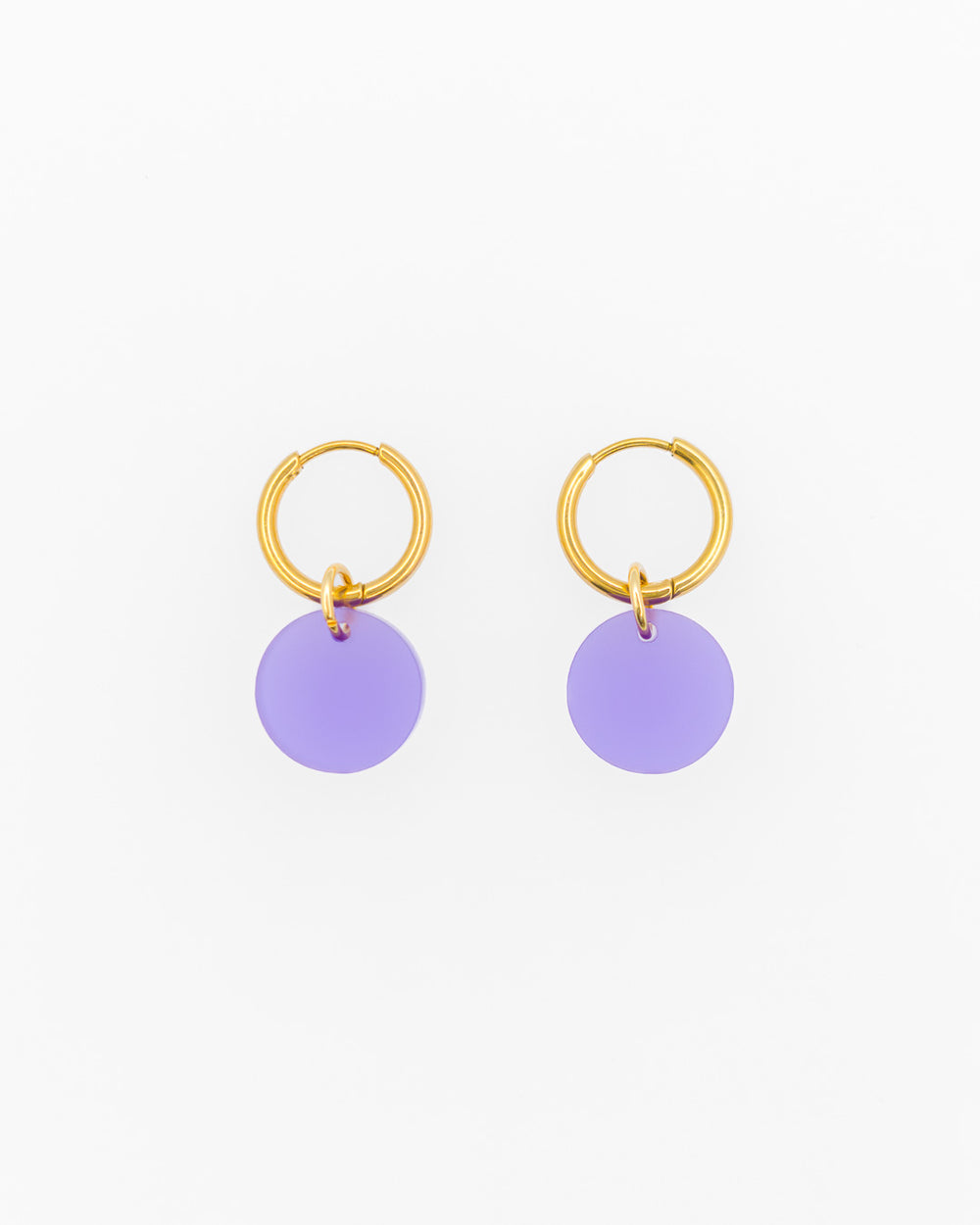 Minimale Edelstahl Creolen Ohrringe mit violettem Kreis-Anhänger aus Acrylglas.