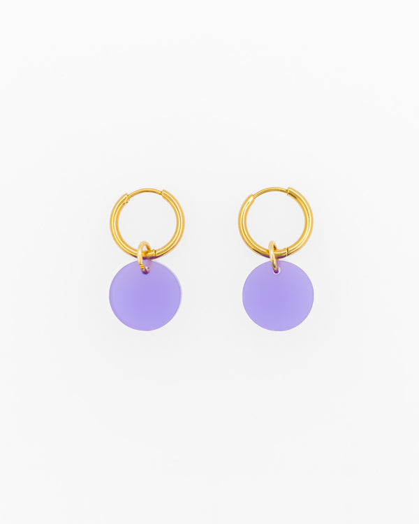 Minimale Edelstahl Creolen Ohrringe mit violettem Kreis-Anhänger aus Acrylglas.
