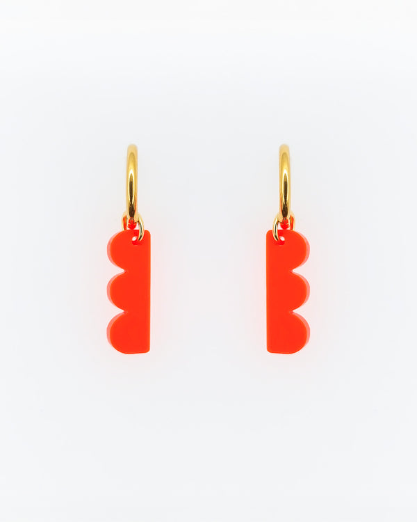 Ein paar Creolen mit orangem Bubble-Anhänger aus Acrylglas und vergoldeter Edelstahl-Creole – grafischer, leichter Schmuck von sweeps.