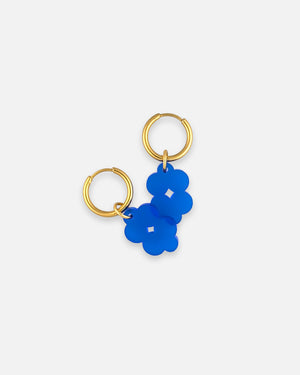 Minimalistische blaue Creolen mit ornamentalen Anhängern aus transparentem Acryl