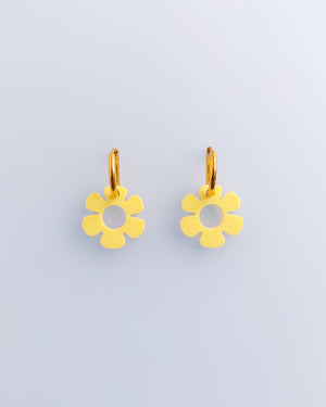 Zwei goldene Edelstahl Creolen mit Pastell gelben wechselbaren Blumen Anhängern von sweeps.