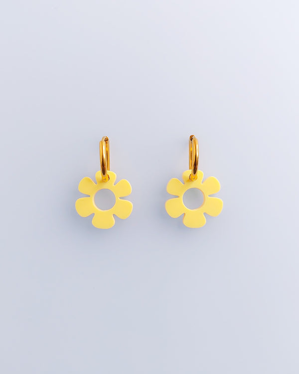 Zwei goldene Edelstahl Creolen mit Pastell gelben wechselbaren Blumen Anhängern von sweeps.