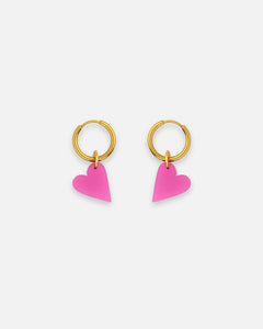 Goldene Creolen mit fuchsia Herz Anhänger – leichte Statement Ohrringe von sweeps