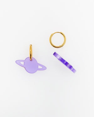 Lila Planet-Ohrringe mit satiniertem Acrylglas-Anhänger und vergoldeten Edelstahl-Creolen –  sweeps