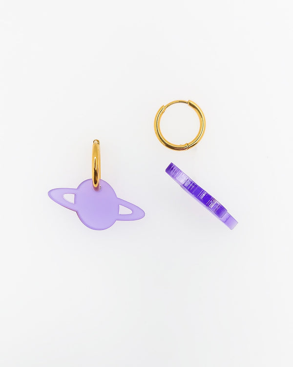 Lila Planet-Ohrringe mit satiniertem Acrylglas-Anhänger und vergoldeten Edelstahl-Creolen –  sweeps