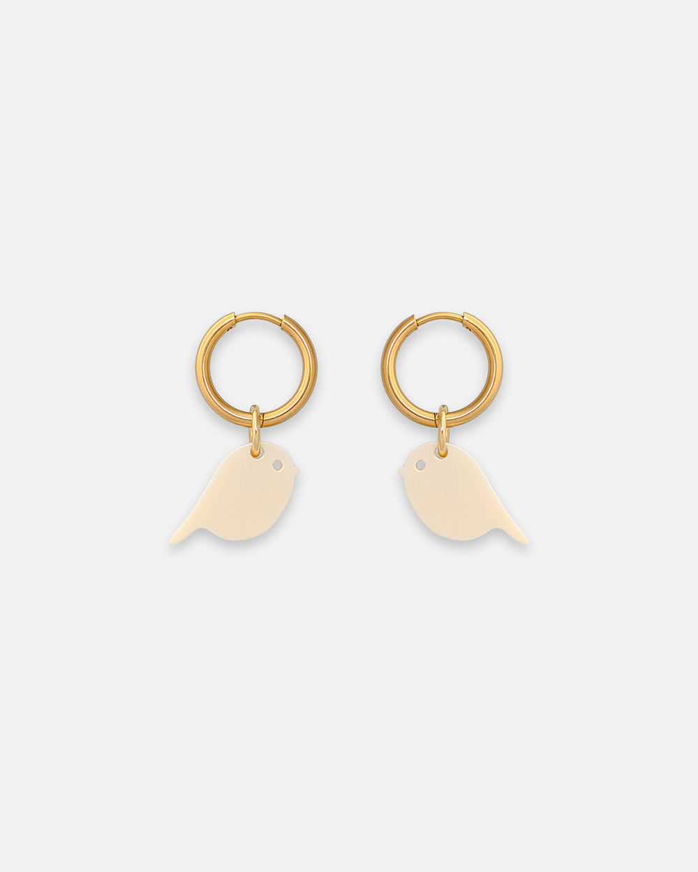 Hochwertige goldene Edelstahl Creolen mit kleinen Vogel Anhängern aus Acrylglas in der Farbe Ivory.