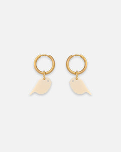 Hochwertige goldene Edelstahl Creolen mit kleinen Vogel Anhängern aus Acrylglas in der Farbe Ivory.