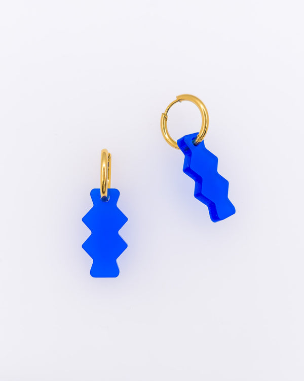 Zickzack shapes Creolen mit Acrylglas Anhänger in dunkelblau. Leichte Statement Ohrringe aus Edelstahl und Acryl von sweeps.