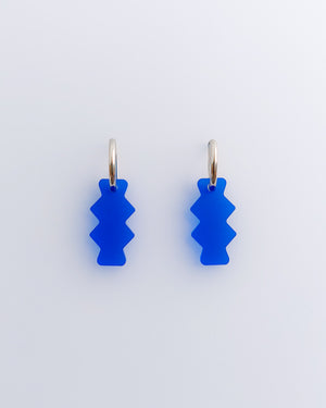 Zick-Zack shapes Creolen mit Acrylglas Anhänger in dunkelblau. Leichte Statement Ohrringe aus silbernen Edelstahl und Acryl von sweeps.