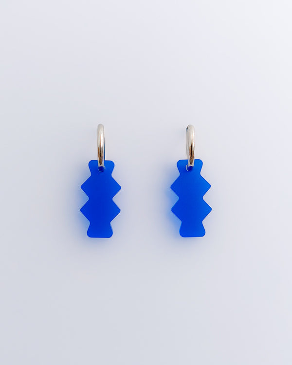 Zick-Zack shapes Creolen mit Acrylglas Anhänger in dunkelblau. Leichte Statement Ohrringe aus silbernen Edelstahl und Acryl von sweeps.