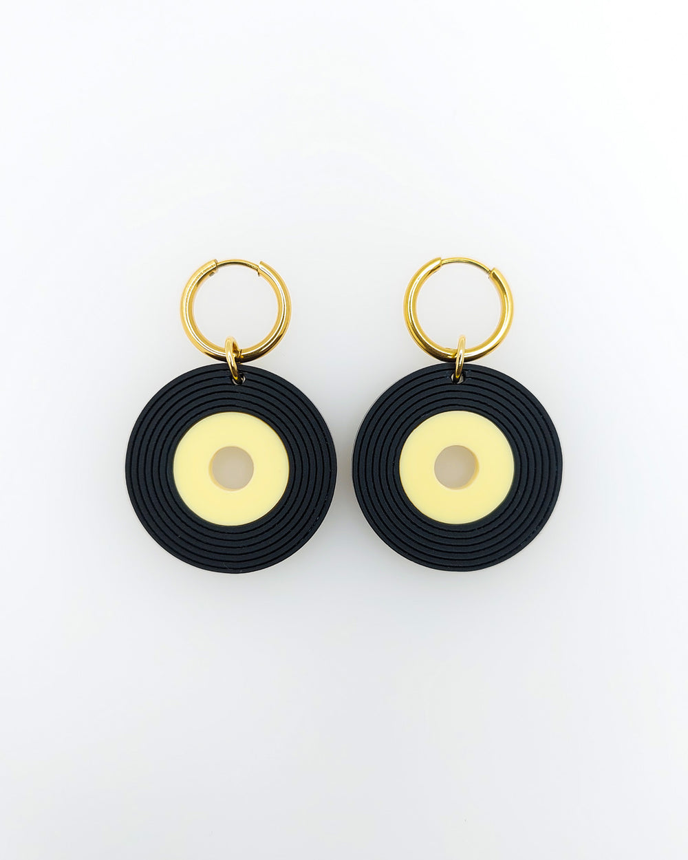 Statement-Ohrringe mit Schallplatten-Anhängern im 7-Zoll-Single-Look – vergoldete Creolen & schwarzes Acrylglas.