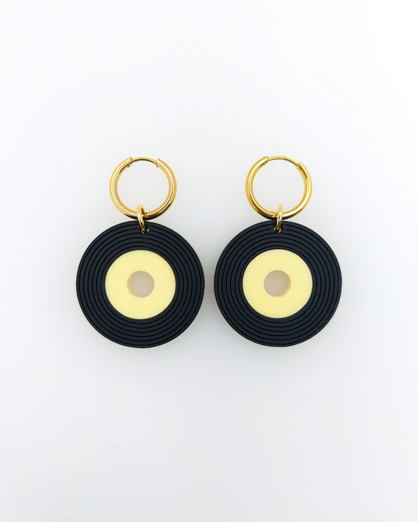 Statement-Ohrringe mit Schallplatten-Anhängern im 7-Zoll-Single-Look – vergoldete Creolen & schwarzes Acrylglas.
