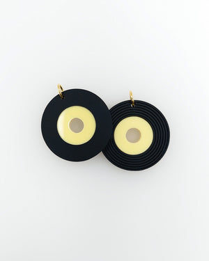 Statement Schallplatten Schmuckanhänger aus Acrylglas.