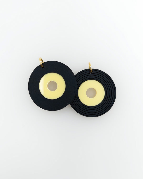 Statement Schallplatten Schmuckanhänger aus Acrylglas.