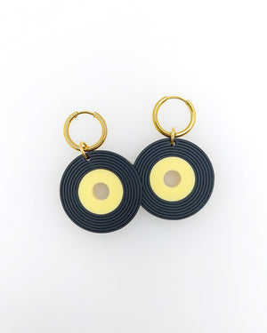 Statement Schmuck Creolen mit Schallplatten-Anhängern im 7-Zoll-Single-Look – vergoldete Creolen & schwarzes Acrylglas.