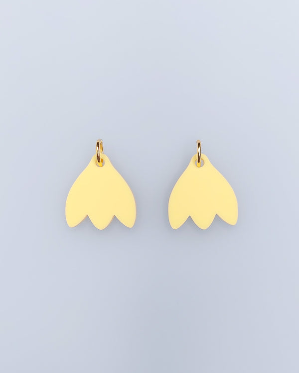 Schneeglöckchen Schmuckanhänger Set in Pastellgelb mit Edelstahlring – süße Charms für sweeps Creolen Gold.