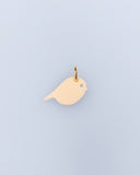 Ein elfenbeinfarbene Vogel-Schmuck-Anhänger aus Acrylglas mit Edelstahlring – sweeps mix and match 