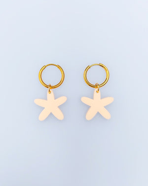 Goldene Edelstahl Creolen Hoops Ohrringe mit beigem Acrylglas Anhänger in Seesternform.