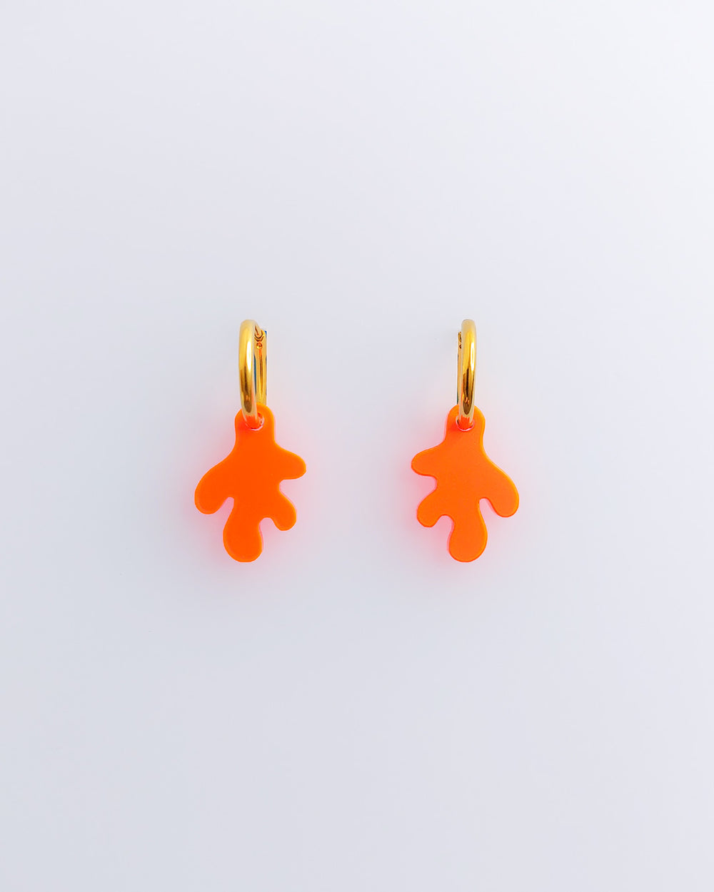 Leuchtend orange Korallen Splash Creolen aus Acrylglas mit Edelstahl Creolen – kleine, leichte Statement-Ohrringe.